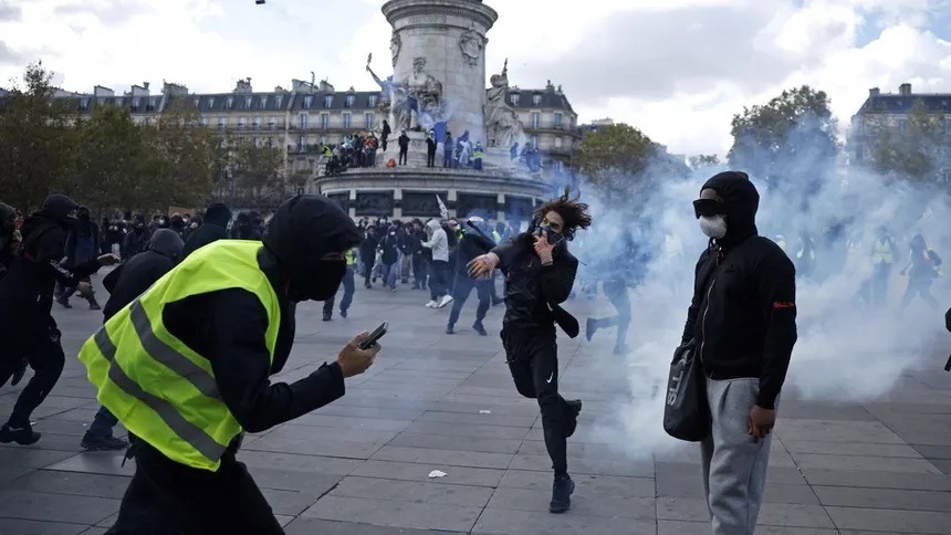Choques y gases lacrimógenos en manifestaciones en Francia
