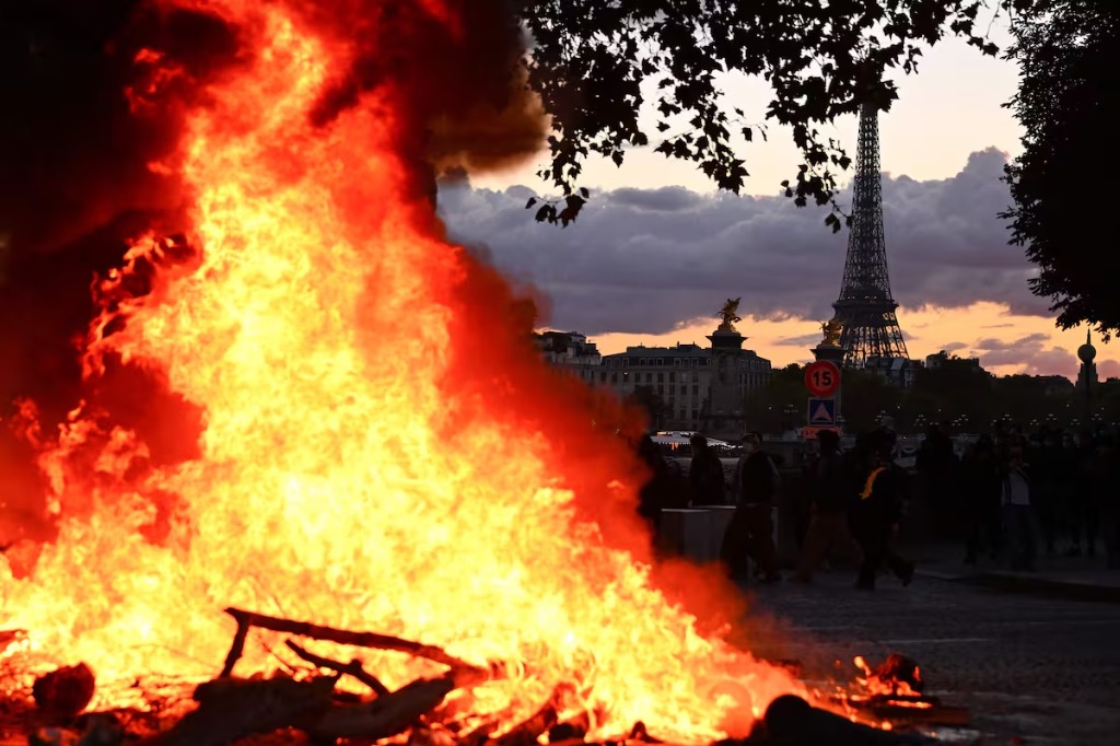 Tensión límite en Francia: Más de 400 detenidos y disturbios graves marcan una nueva jornada de protestas